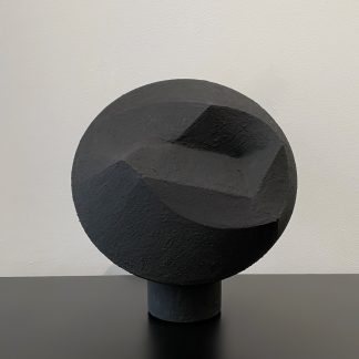 SATELLITE, une sculpture de Ludovic Roth inspirée par les constellations du zodiaque, ici le Sagittaire en poudre de charbon