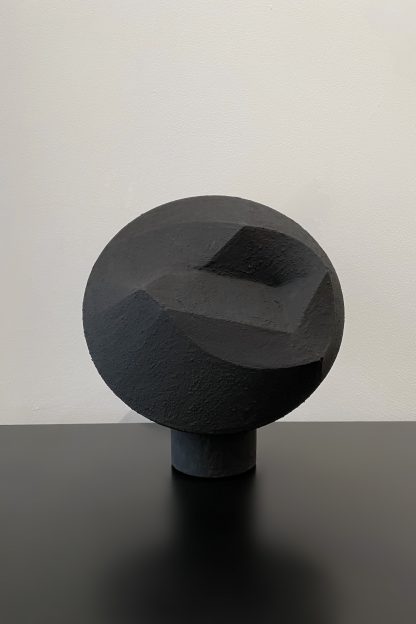 SATELLITE, une sculpture de Ludovic Roth inspirée par les constellations du zodiaque, ici le Sagittaire en poudre de charbon